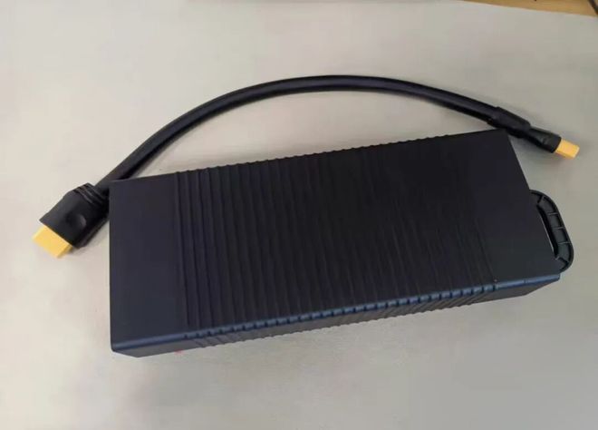 大神自制“手提箱”电脑采用18寸超大屏还是金属外壳(图3)