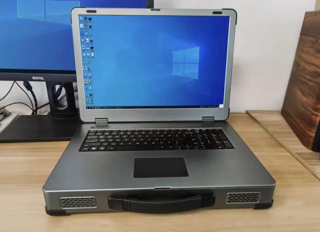 大神自制“手提箱”电脑采用18寸超大屏还是金属外壳(图2)