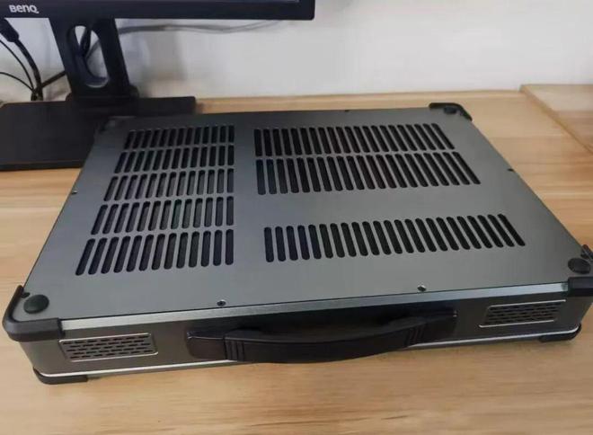 大神自制“手提箱”电脑采用18寸超大屏还是金属外壳(图5)