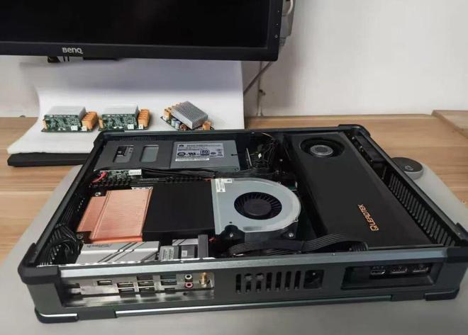 大神自制“手提箱”电脑采用18寸超大屏还是金属外壳(图4)