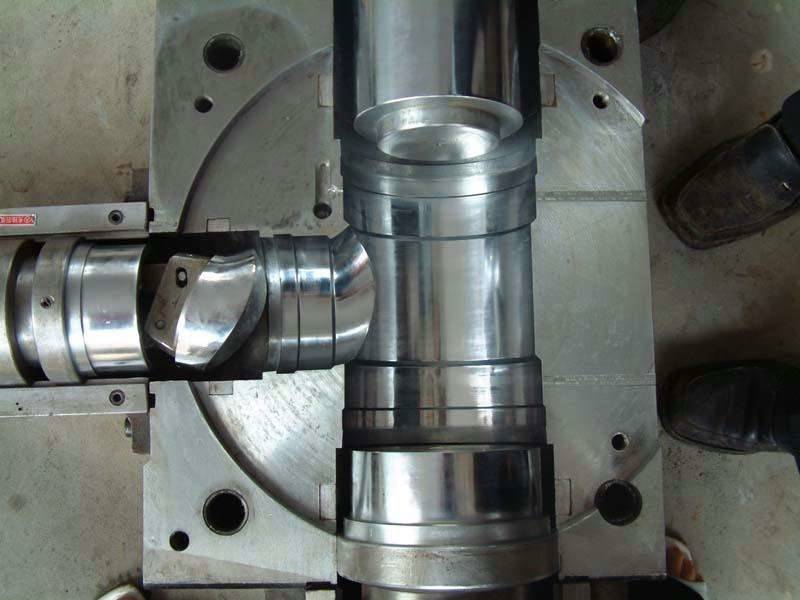 带筋宽幅铝型材挤压模具仿真与设计优化