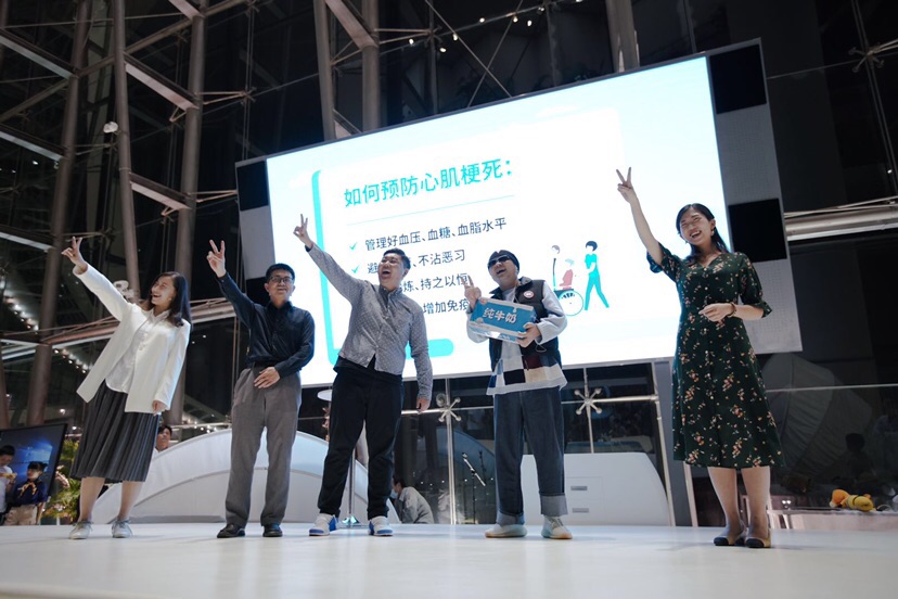 成年人看现代3D打印机的工作原理。打印过程特写