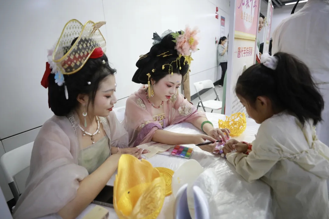 Kaiyun：衣冠承礼乐 国风入地铁丨“霓裳千年——地铁遇见国风”主题活动启幕(图8)