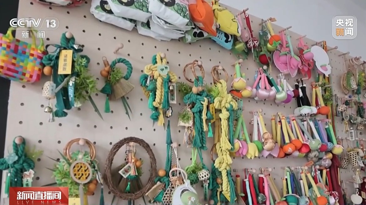 文化中国行丨“端午经济”火热 国潮“圈粉”海外人士(图2)