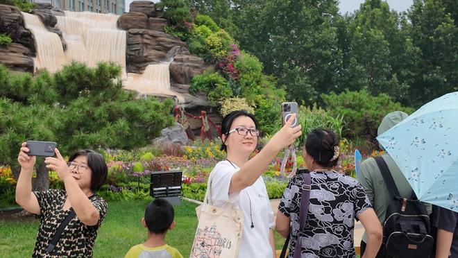 Kaiyun：纪念抗战胜利80周年10组立体花坛扮靓北京长安街(图2)