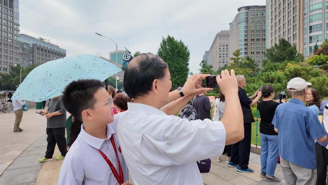 Kaiyun：纪念抗战胜利80周年10组立体花坛扮靓北京长安街(图6)