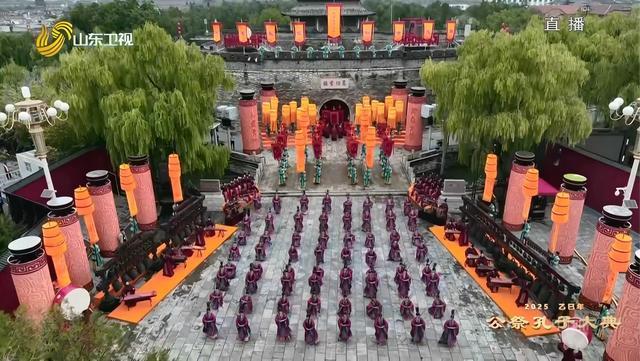 西安外事学院校长黄藤敬献的“天子长安”编钟庄严奏响公祭孔子大典