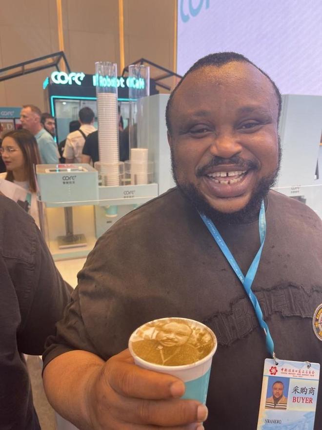 Kaiyun：全能冠军COFE+第6代咖啡机器人亮相广交会(图5)