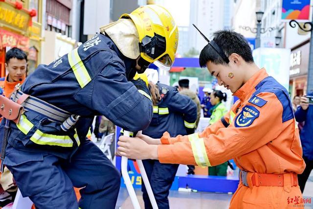 消防员、非遗传承人一起当讲师！“消防安全公开课”在成都春熙路炫酷开讲(图2)