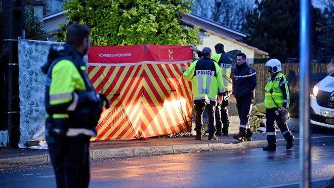 Kaiyun：轿车倒扣进私家泳池变铁笼三少年活活溺毙！屋主被网暴：“冬天不抽干泳池算杀人”？(图2)