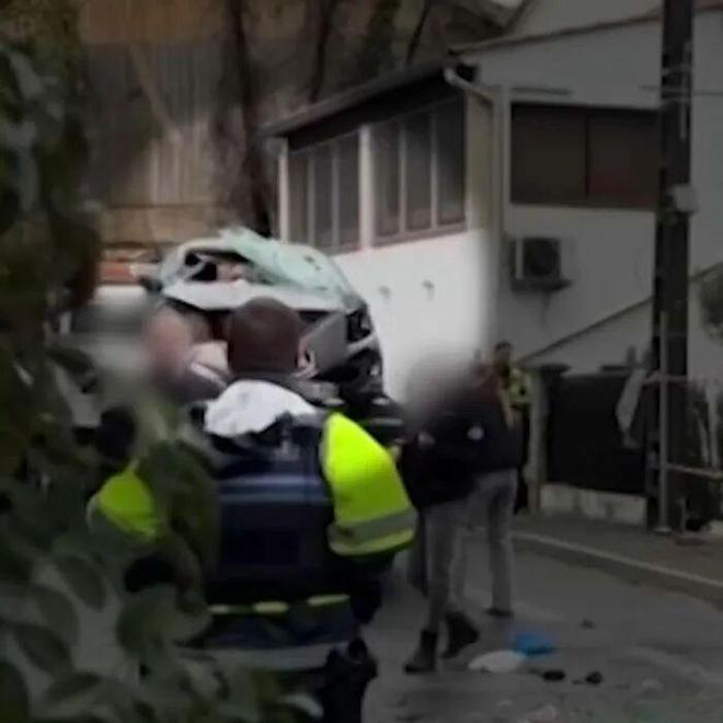 Kaiyun：轿车倒扣进私家泳池变铁笼三少年活活溺毙！屋主被网暴：“冬天不抽干泳池算杀人”？(图8)