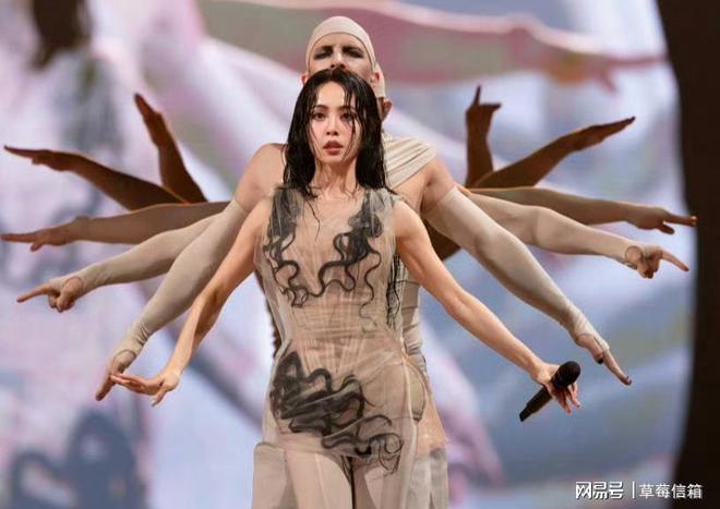 蔡依林取悦自己刻不容缓演唱会踩巨蛇网友：太吓人了欣赏不来(图2)