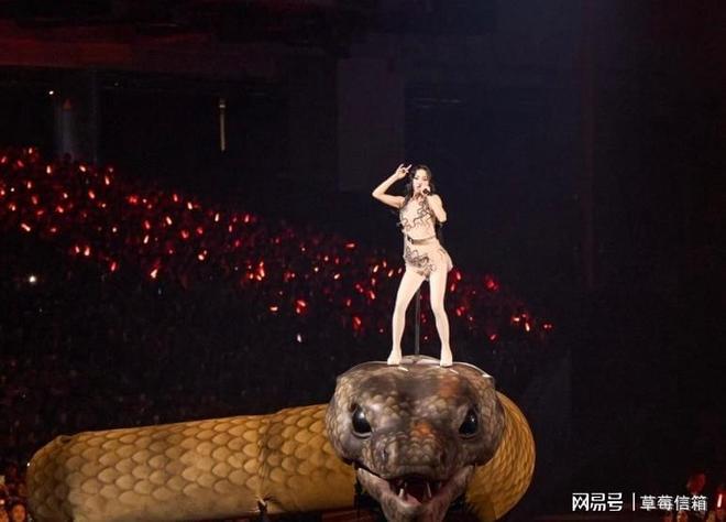 蔡依林取悦自己刻不容缓演唱会踩巨蛇网友：太吓人了欣赏不来(图3)
