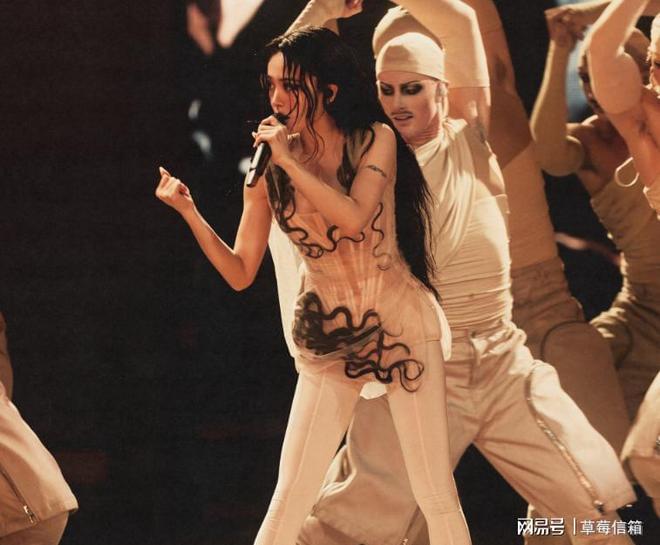 蔡依林取悦自己刻不容缓演唱会踩巨蛇网友：太吓人了欣赏不来(图8)