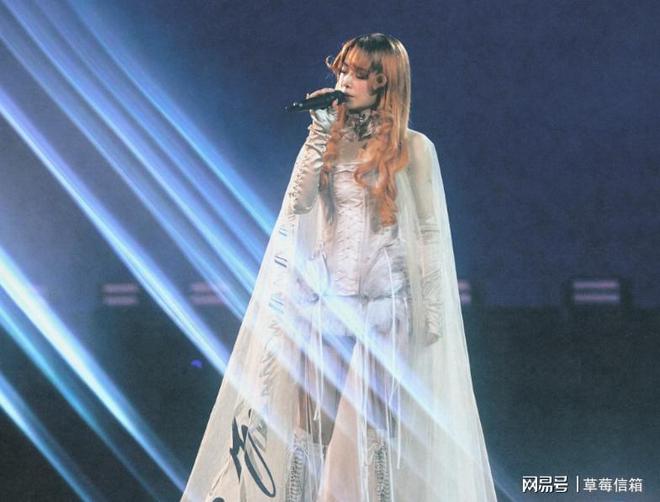 蔡依林取悦自己刻不容缓演唱会踩巨蛇网友：太吓人了欣赏不来(图11)