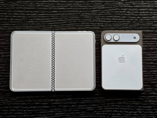 苹果首款折叠屏手机！提前上手一块iPhone Fold(图3)