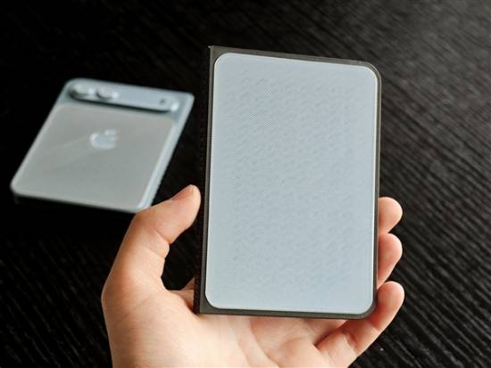 苹果首款折叠屏手机！提前上手一块iPhone Fold(图2)